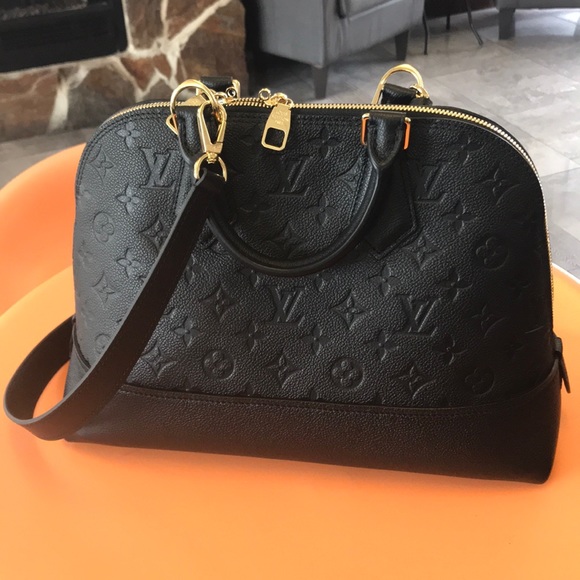 Louis Vuitton - Picture 2 of 7